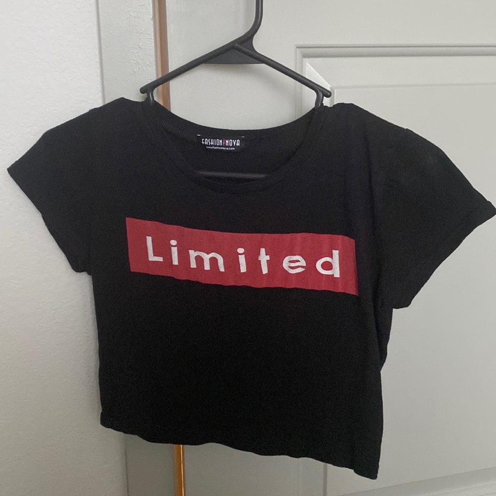 Black cropped graphic tee